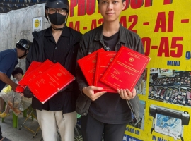 Bìa Nhũ Mạ Vàng – Lựa Chọn Phổ Biến Của Sinh Viên Năm Cuối