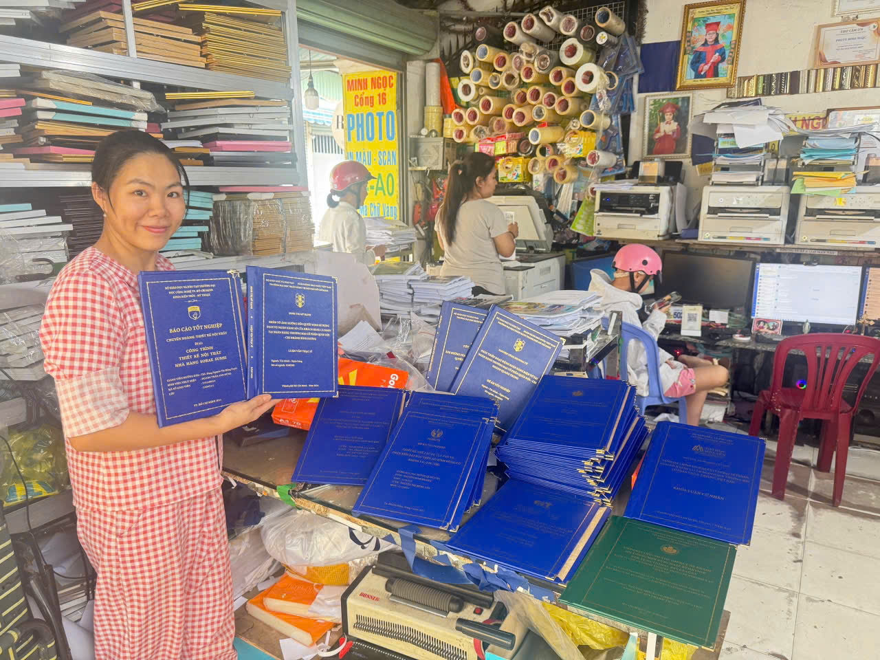 Làm Bìa Khóa Luận Mạ Nhũ Vàng – Đẹp, Chuẩn, Lấy Liền Thủ Đức 