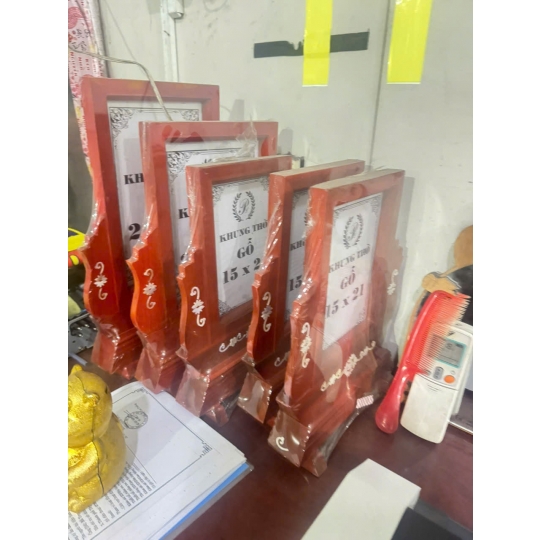 Khung Ảnh Gỗ Đẹp – Lựa Chọn Sang Trọng Cho Mọi Không Gian