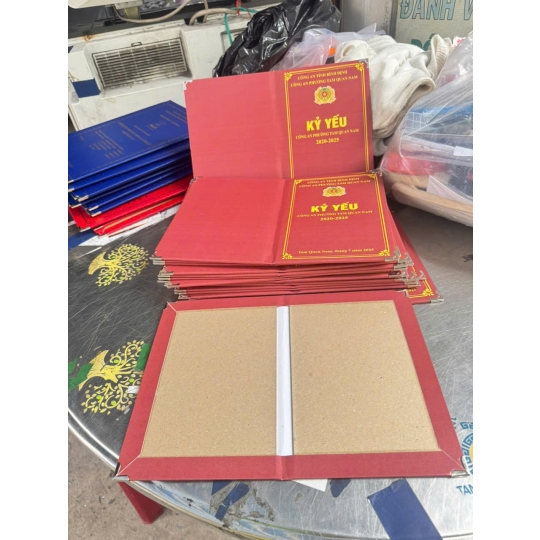 Gia Công Bìa Mạ Vàng Kỷ Yếu Trang Trọng – Lưu Giữ Kỷ Niệm Bền Đẹp