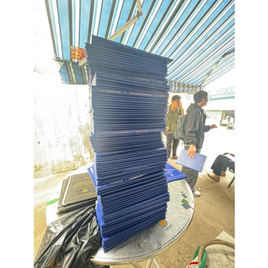 Gia công  mẫu bìa nhũ vàng – Hoàn thiện bài tốt nghiệp, nổi bật và sang trọng 