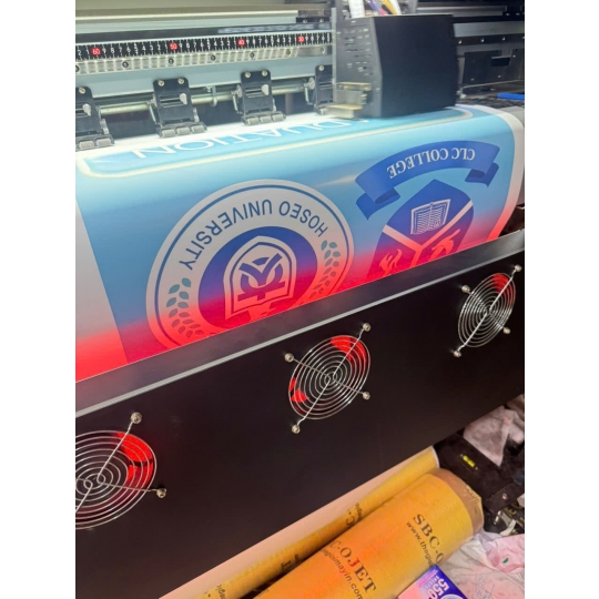 In bạt quảng cáo treo ngoài trời Hiflex bền, màu sắc rõ, chữ sắc nét