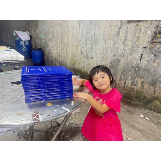 Gia công  mẫu bìa nhũ vàng – Hoàn thiện bài tốt nghiệp, nổi bật và sang trọng 